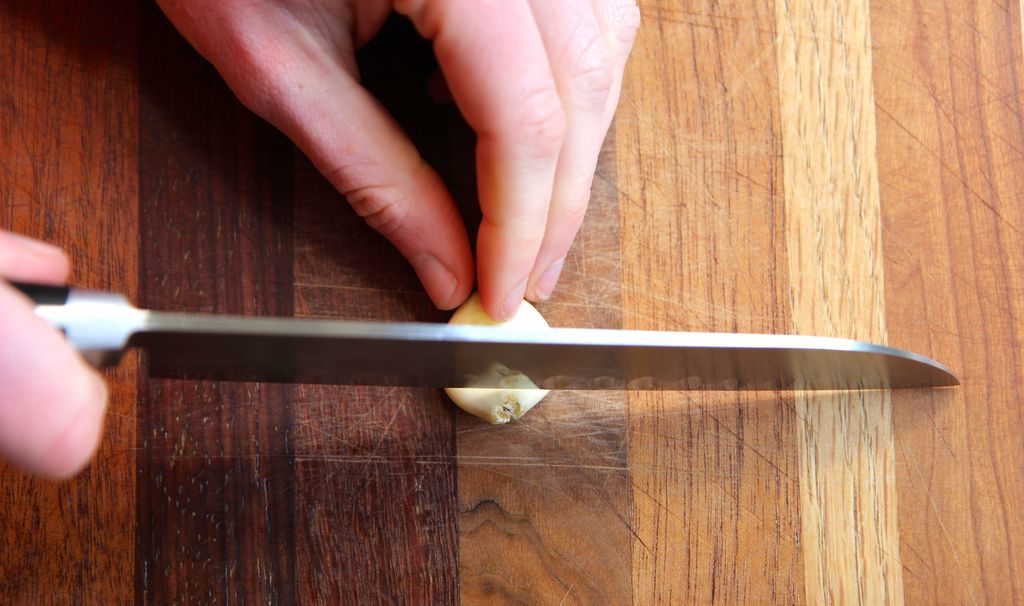 how to Chop a  Garlic