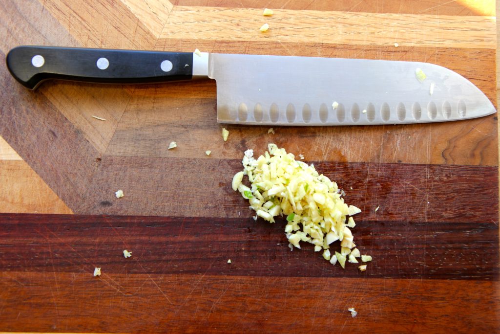 how to chop a garlic